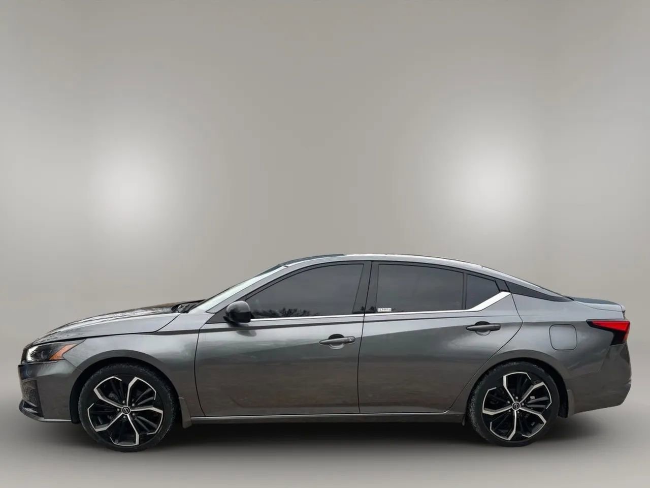 Used 2023 Nissan Altima 2.5 SR w/ SR Premium Package image 2