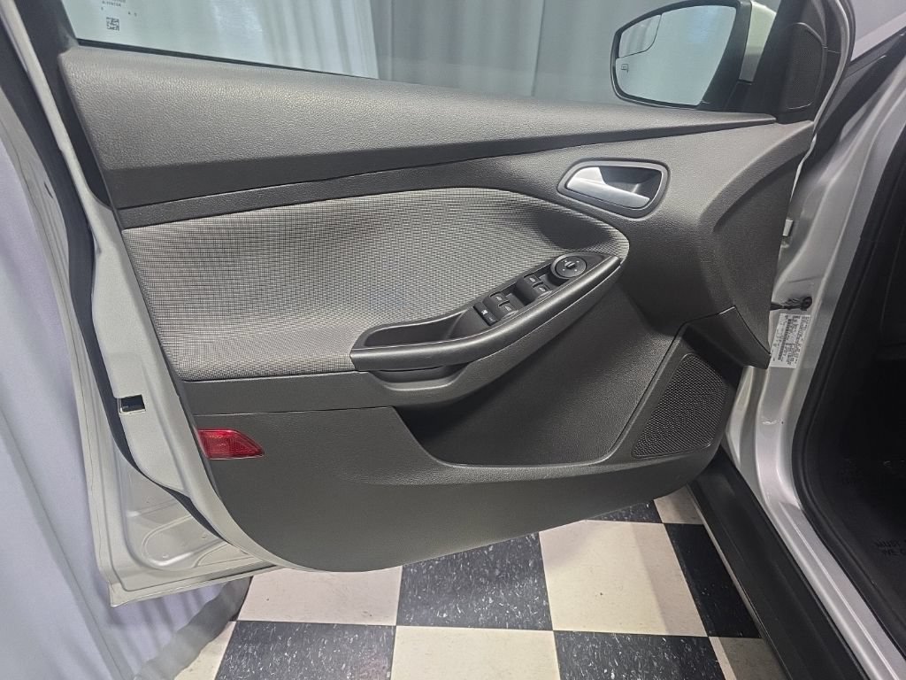 Used 2013 Ford Focus SE w/ SE Winter Pkg FWD image 10