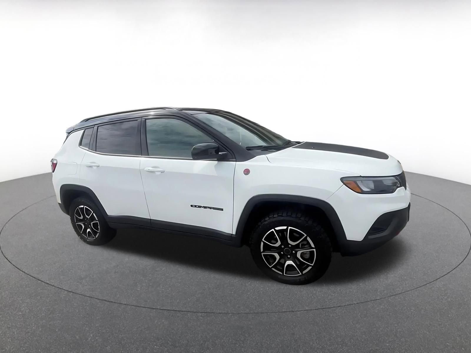 Used 2025 Jeep Compass Trailhawk AWD/4WD image 2