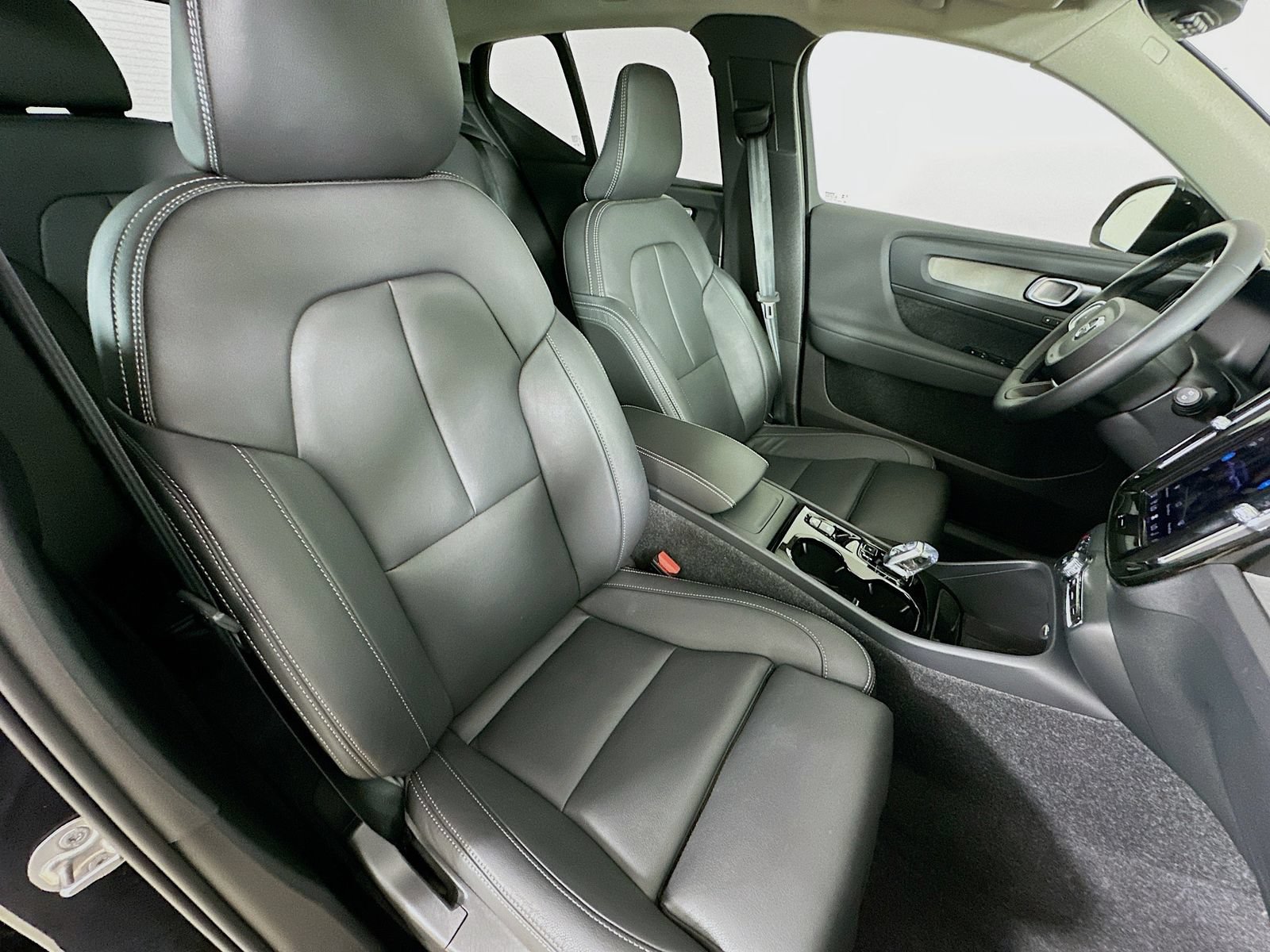 Used 2026 Volvo XC40 B5 Plus AWD/4WD image 43