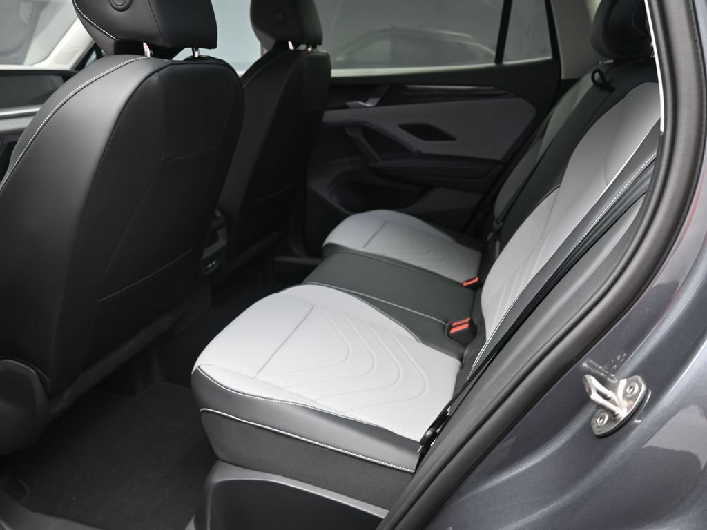 Used 2025 Volkswagen Tiguan SE FWD image 21