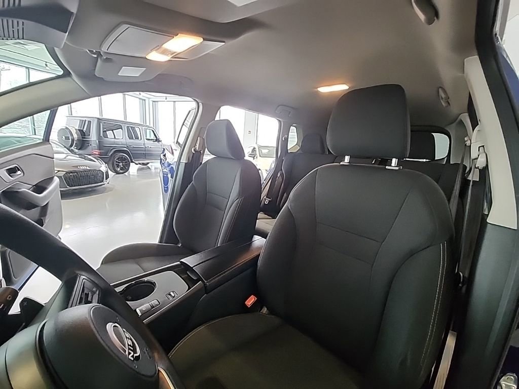 Used 2023 Nissan Rogue S image 36