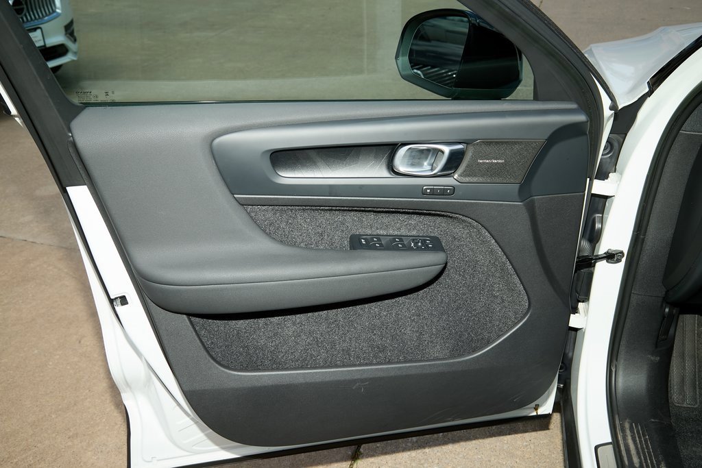 Certified 2023 Volvo XC40 Recharge Ultimate w/ Protection Package Premier image 10