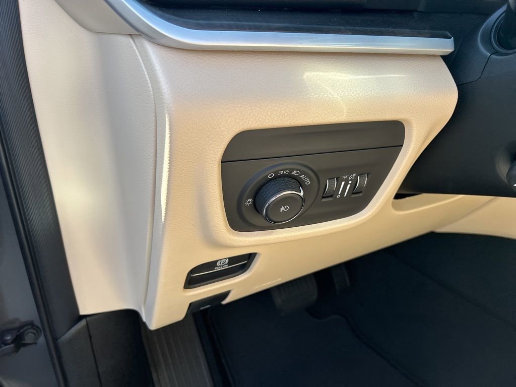 New 2026 Jeep Grand Cherokee Limited w/ Luxury Tech Group II AWD/4WD image 13