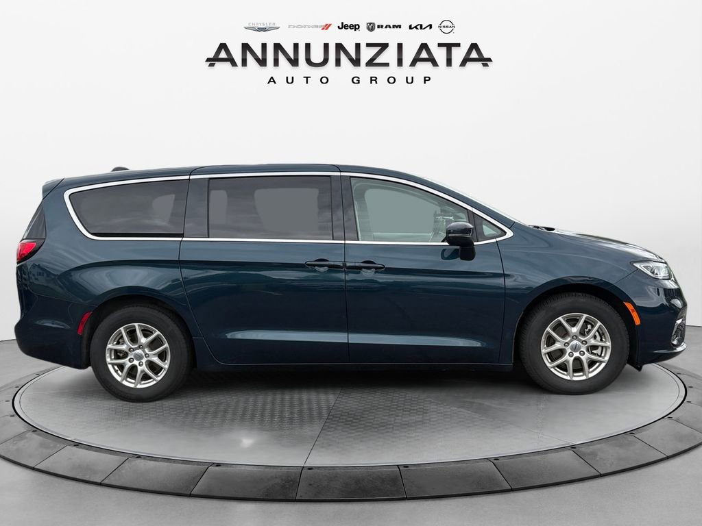 Certified 2023 Chrysler Pacifica Touring-L image 6