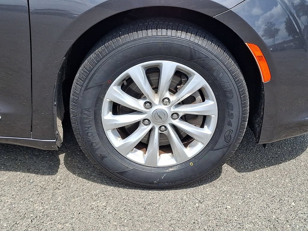 Used 2018 Chrysler Pacifica Touring-L FWD image 11