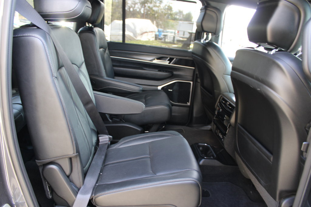 Used 2023 Jeep Wagoneer Series III w/ Premium Group I AWD/4WD image 13