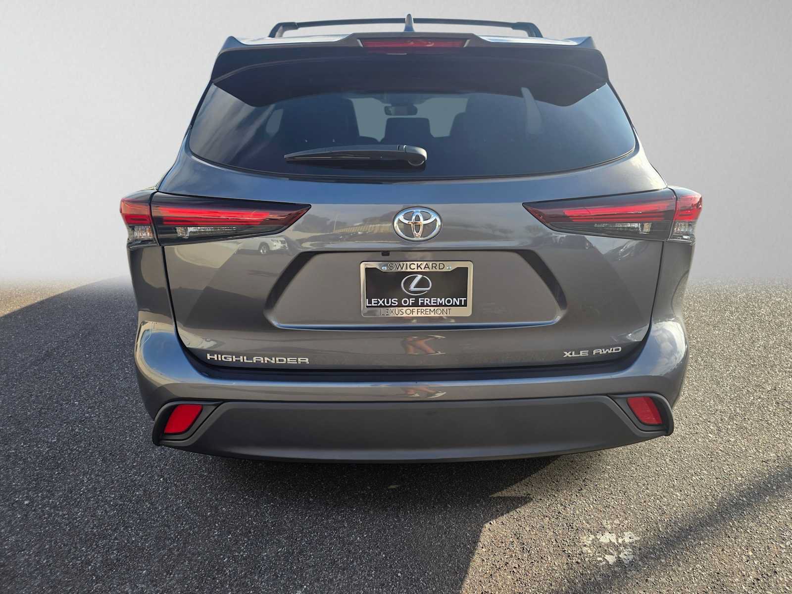 Used 2024 Toyota Highlander XLE AWD/4WD image 4