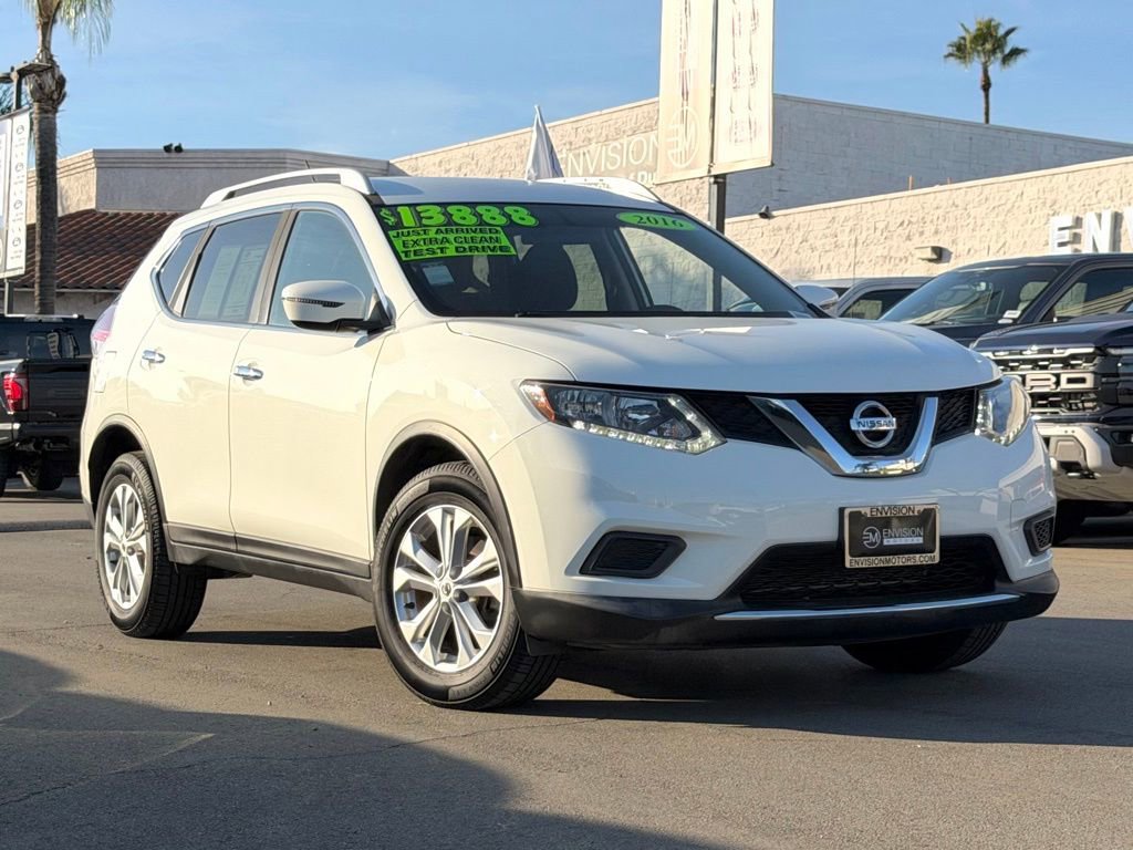 Used 2016 Nissan Rogue SV image 2