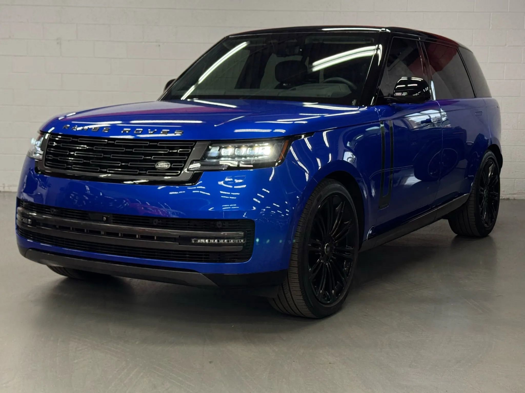 Used 2025 Land Rover Range Rover Long Wheelbase Autobiography image 1