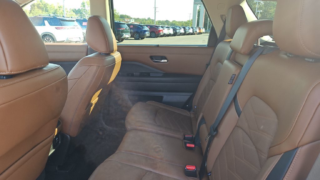 Certified 2025 Nissan Pathfinder Platinum w/ Cargo Package FWD image 6
