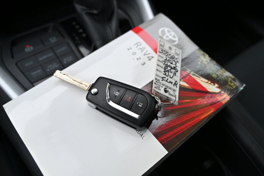 Used 2023 Toyota RAV4 LE AWD/4WD image 25