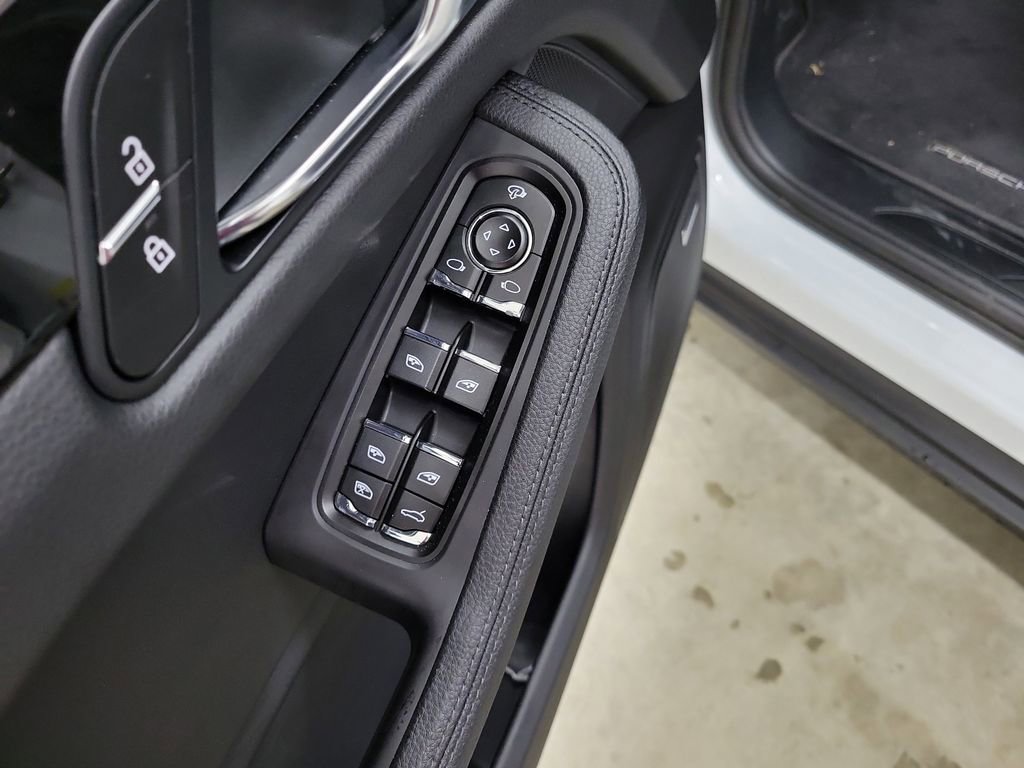 Used 2025 Porsche Macan image 21