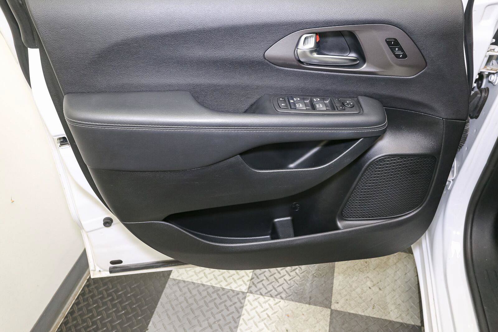 Used 2025 Chrysler Pacifica Select FWD image 40