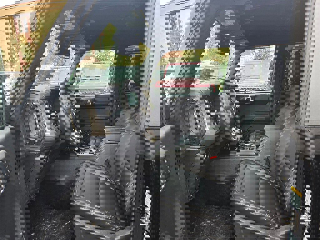 New 2025 Ford Bronco Outer Banks w/ Black Appearance Package image 12