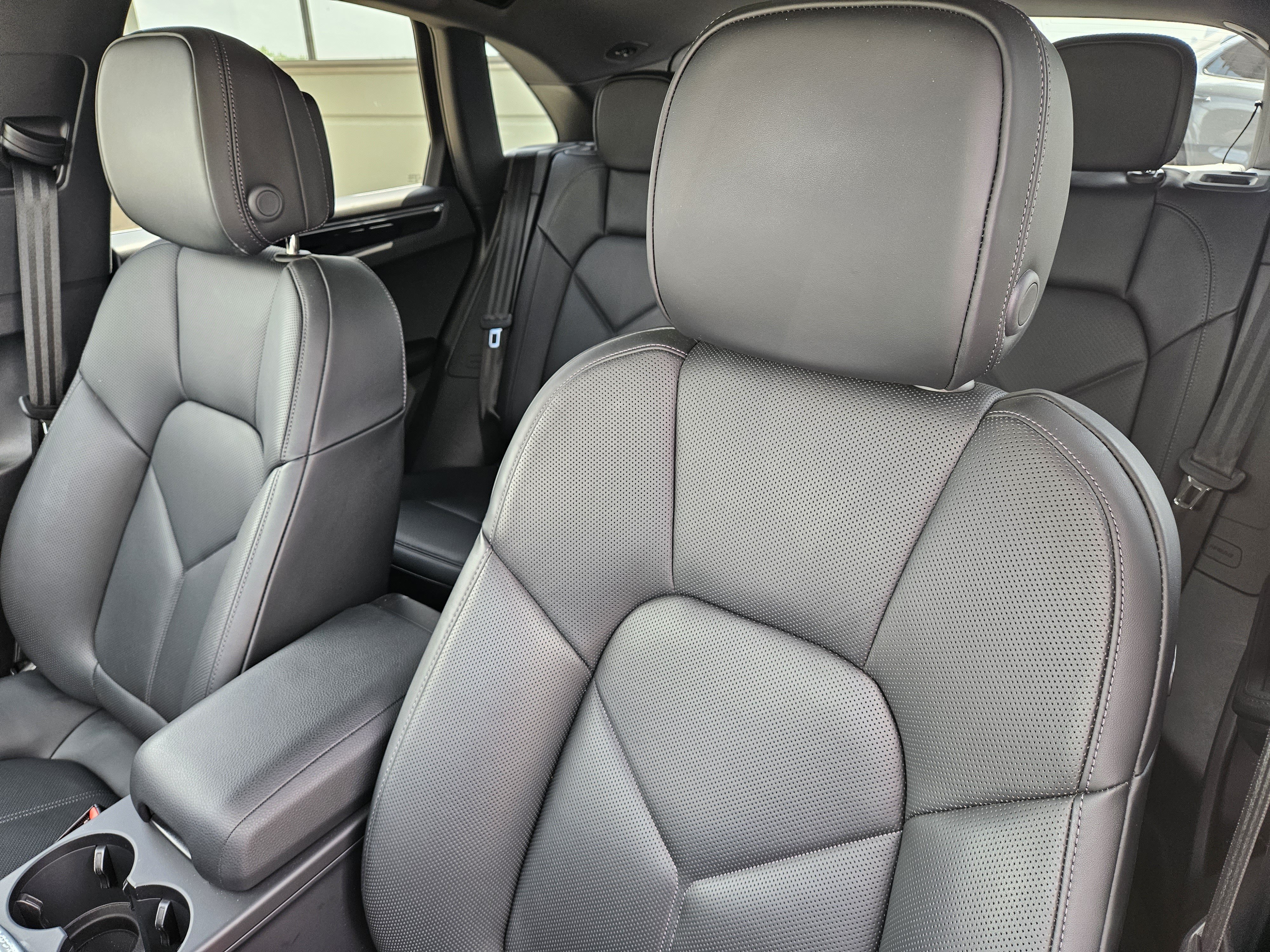 Certified 2026 Porsche Macan AWD/4WD image 6