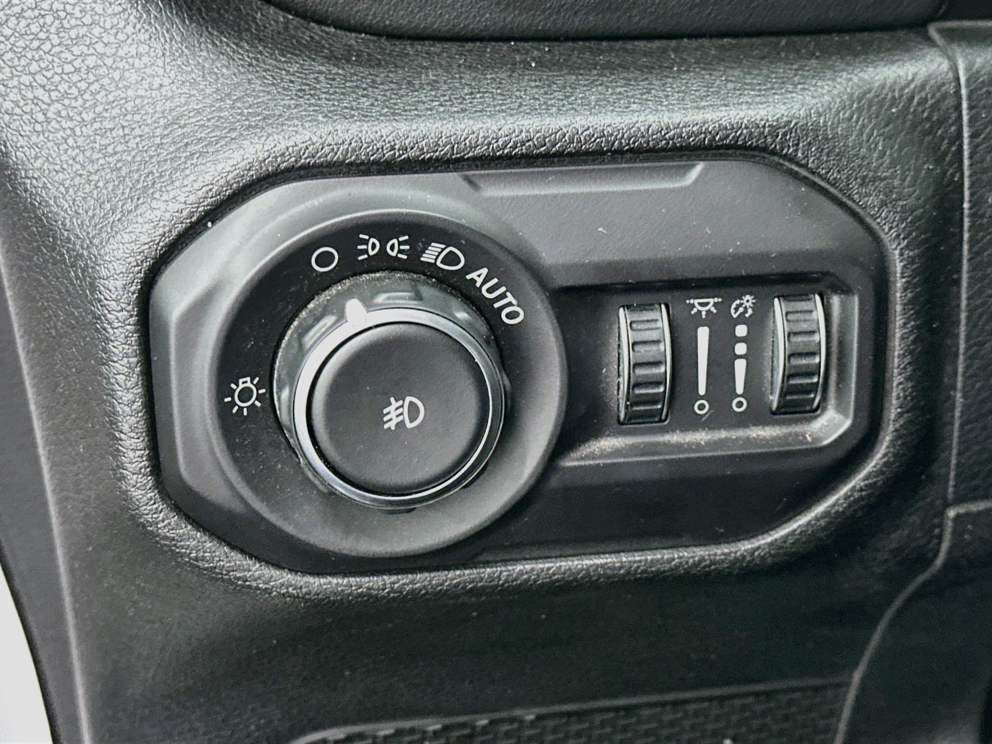 Used 2018 Jeep Wrangler Unlimited Sahara w/ LED Lighting Group AWD/4WD image 17