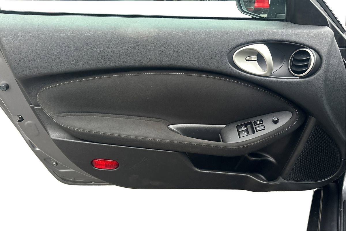 Used 2015 Nissan 370Z Coupe image 16