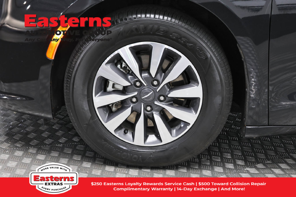 Used 2023 Chrysler Pacifica Limited FWD image 36