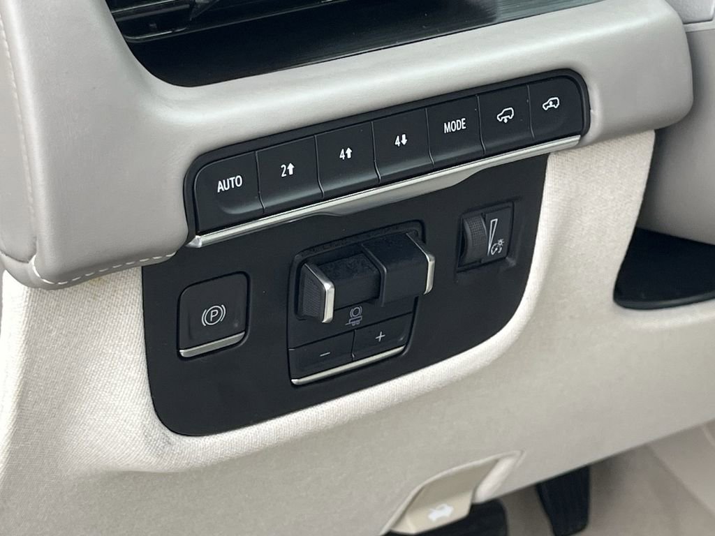 Used 2022 Cadillac Escalade ESV Premium Luxury Platinum w/ Heavy-Duty Trailer Package image 28