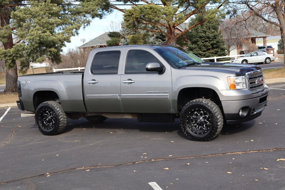 Used 2014 GMC Sierra 2500 Denali image 2