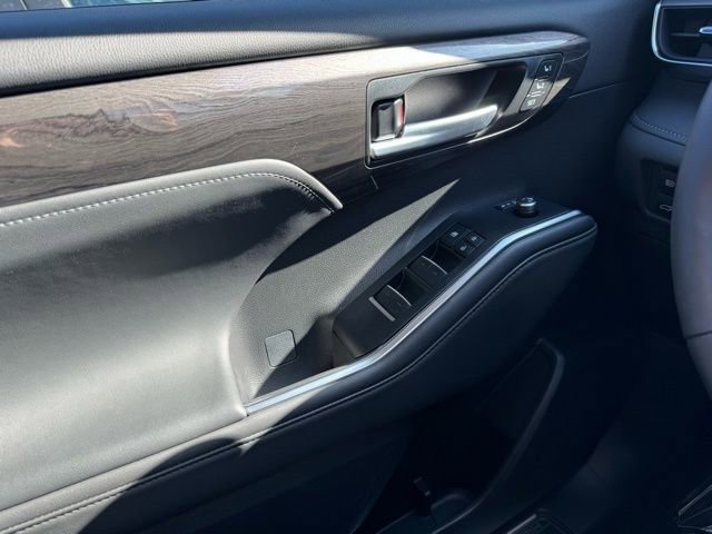 Certified 2025 Toyota Highlander Limited image 35