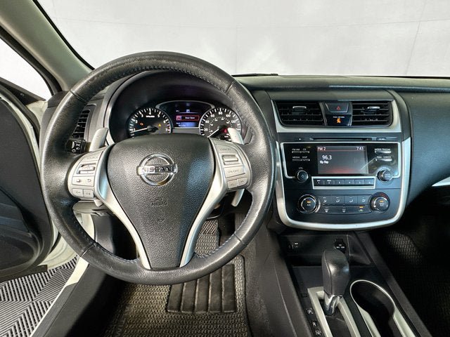 Used 2016 Nissan Altima 2.5 SR w/ LED Appearance Package FWD image 9