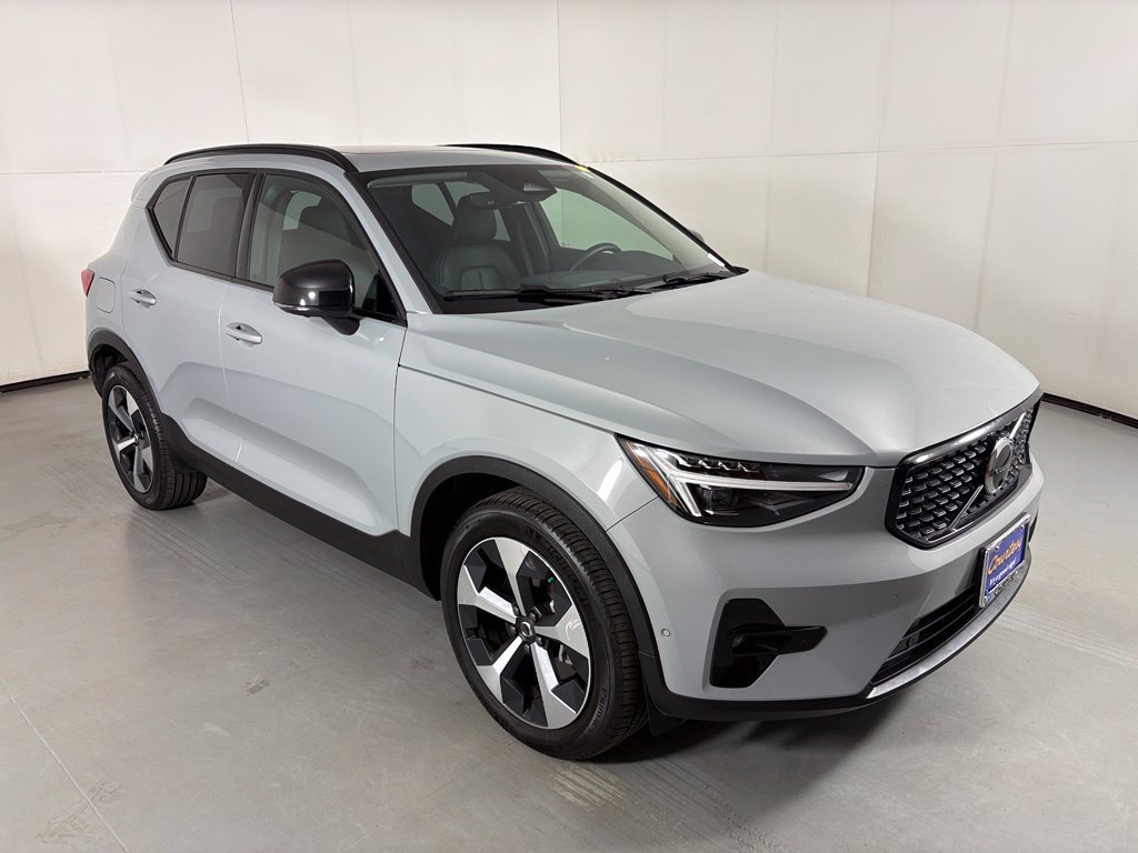 Used 2026 Volvo XC40 B5 Plus AWD/4WD image 2