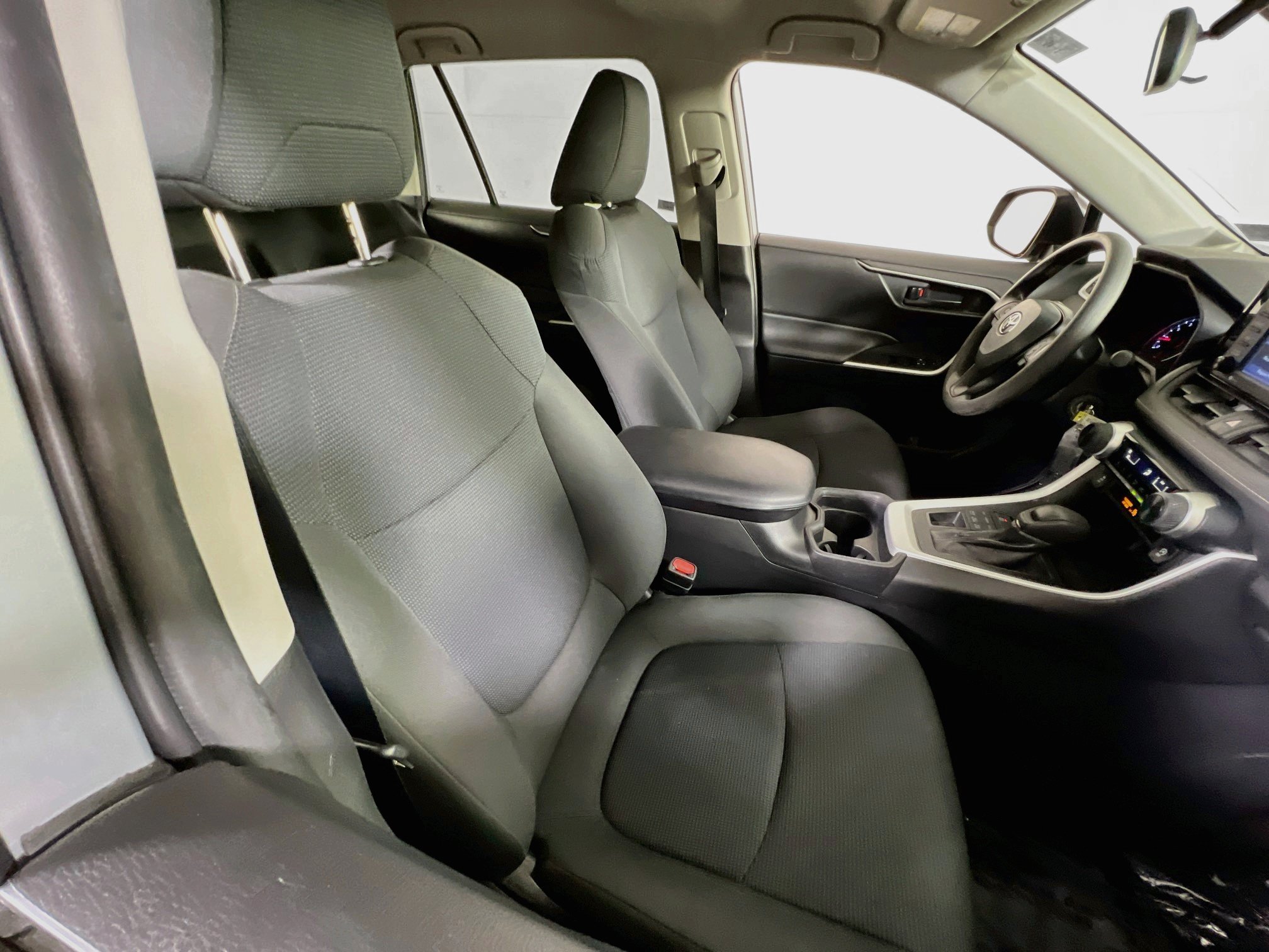 Used 2021 Toyota RAV4 LE AWD/4WD image 25