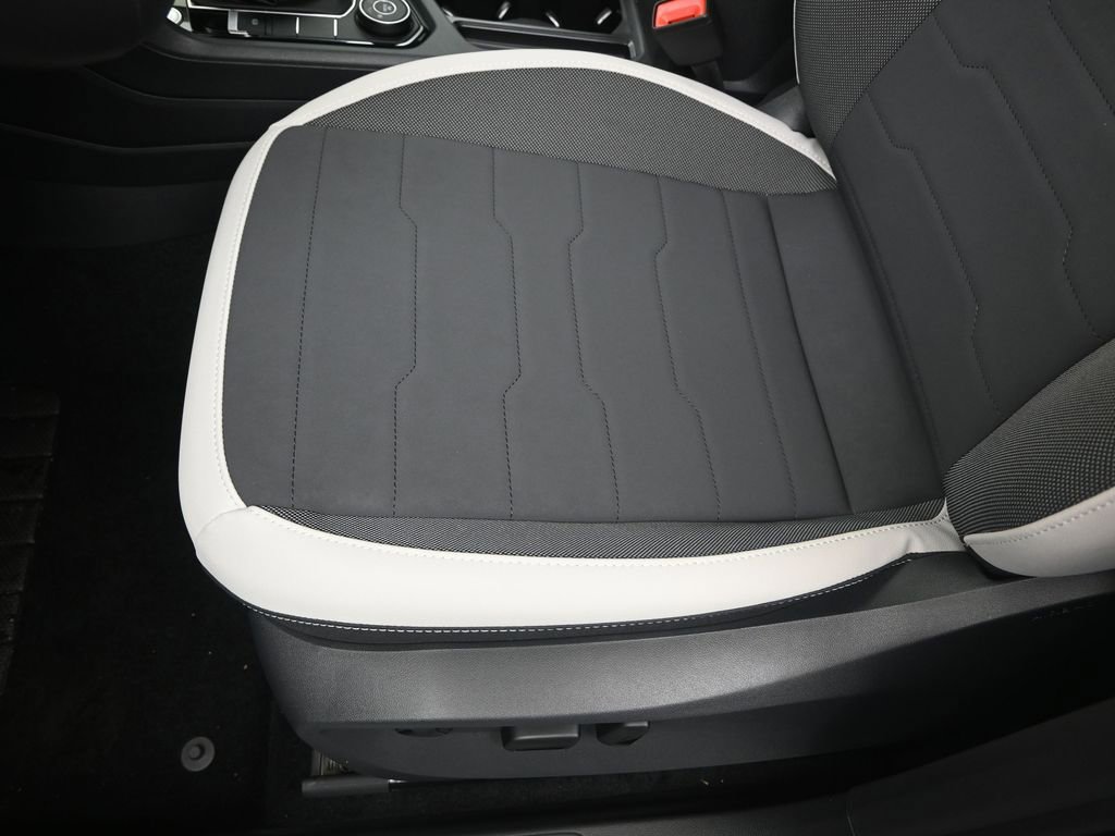 Used 2025 Volkswagen Taos SE w/ Panoramic Sunroof Package image 22