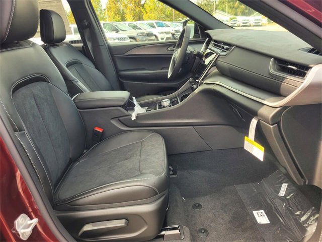 New 2025 Jeep Grand Cherokee Altitude image 16