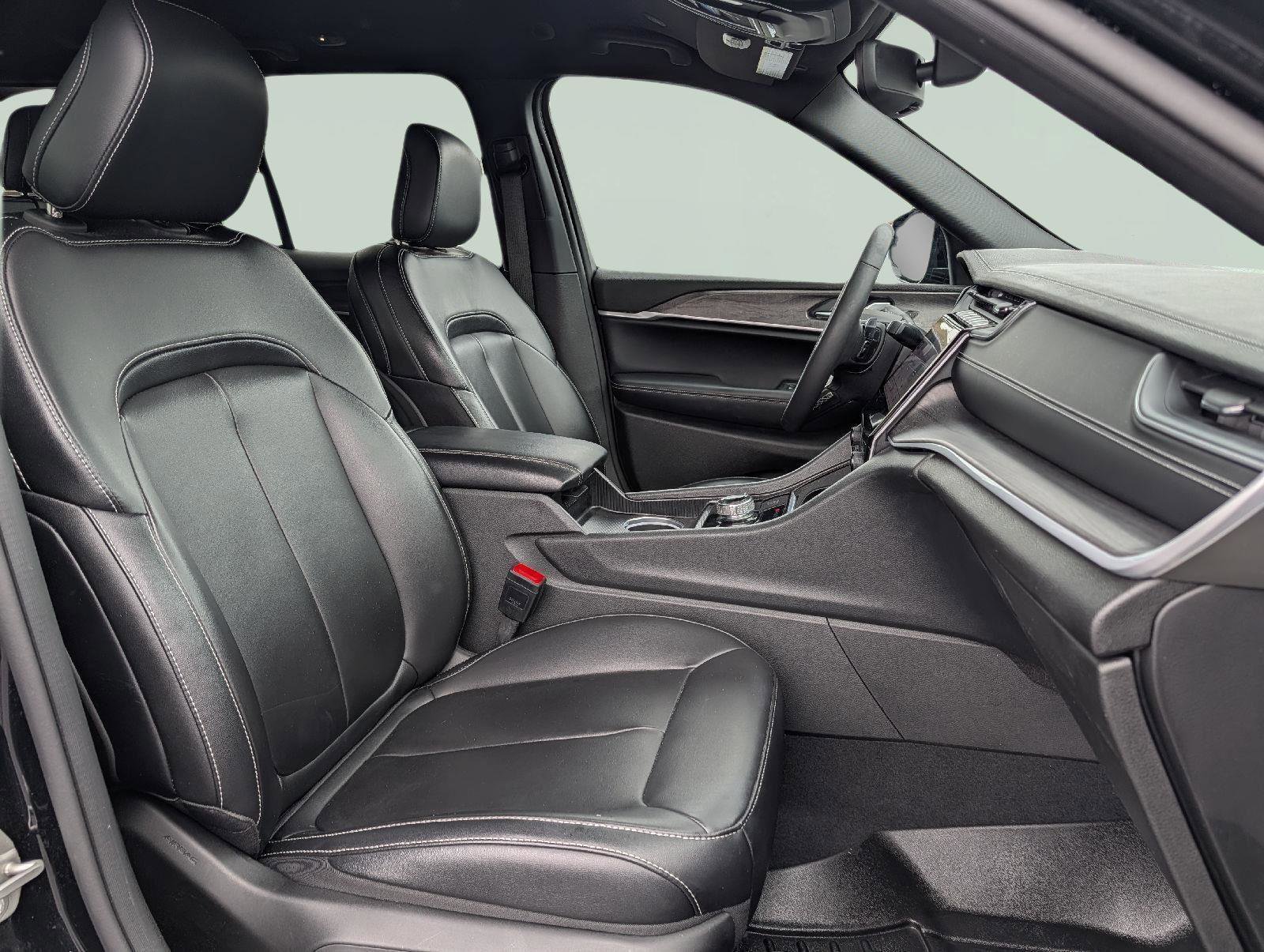 Used 2024 Jeep Grand Cherokee Limited w/ Black Appearance Package image 23