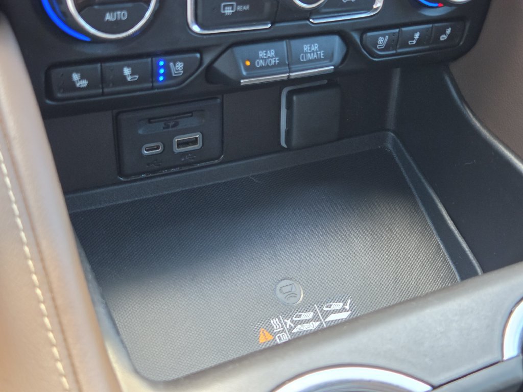 Used 2021 Chevrolet Suburban High Country RWD image 25