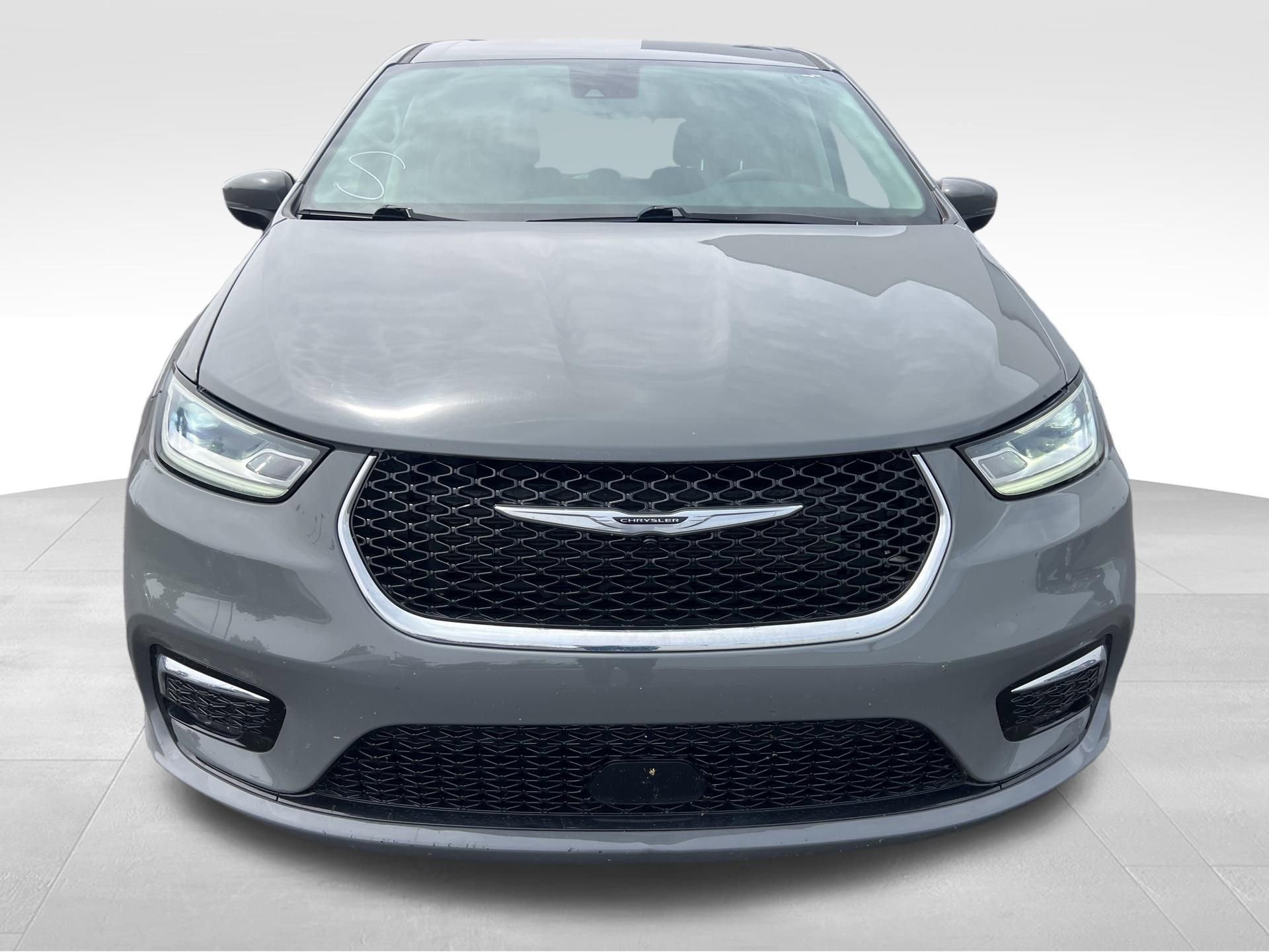 Used 2023 Chrysler Pacifica Touring-L FWD image 2