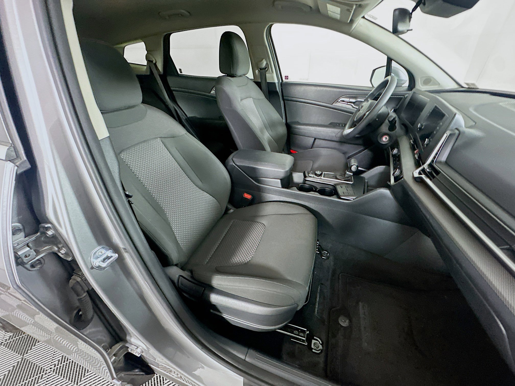 Used 2025 Kia Sportage LX image 29