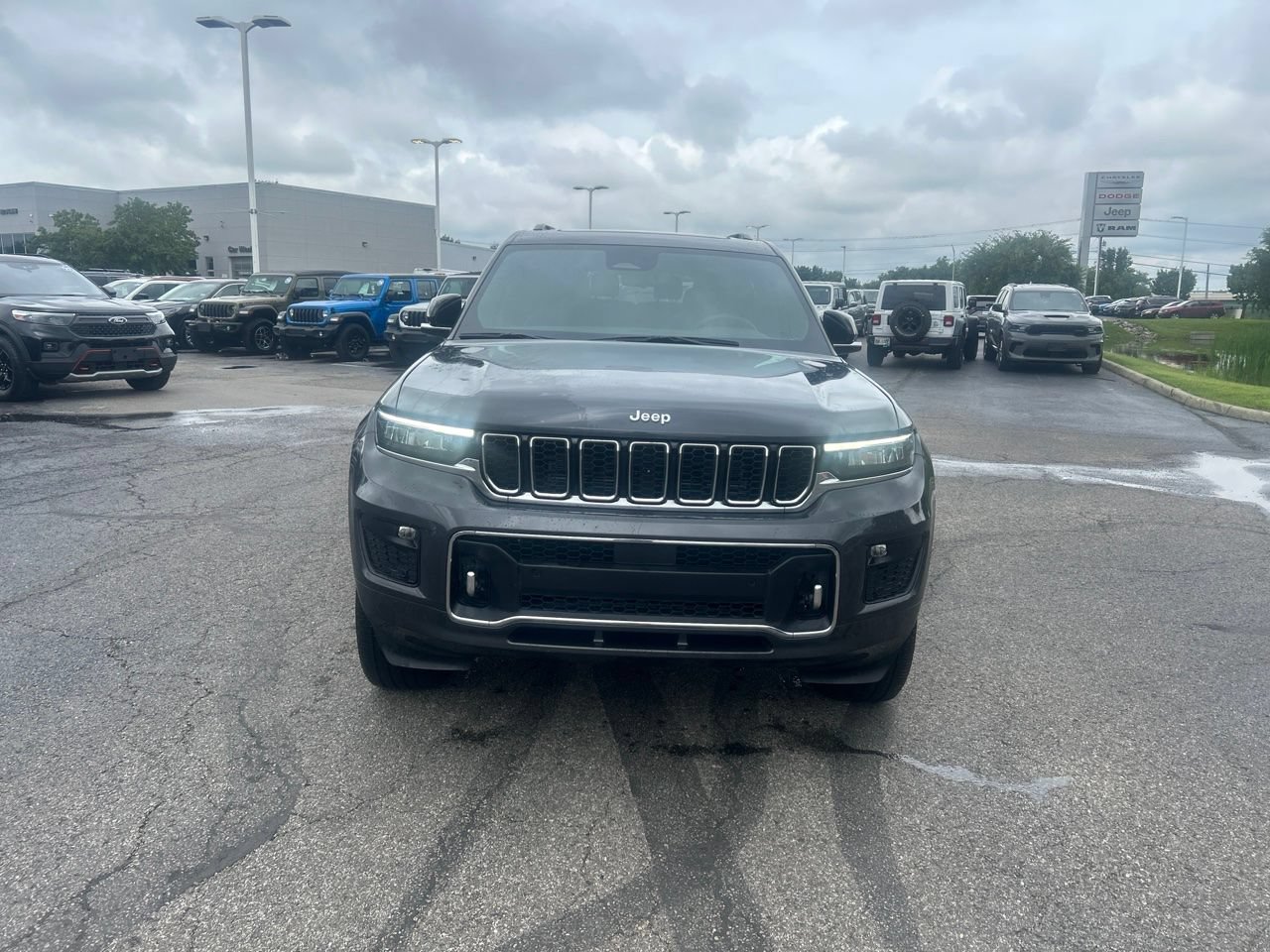 Used 2025 Jeep Grand Cherokee L Overland w/ Luxury Tech Group IV AWD/4WD image 8