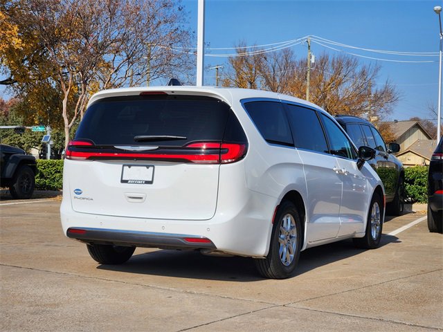 Used 2024 Chrysler Pacifica Touring-L image 7