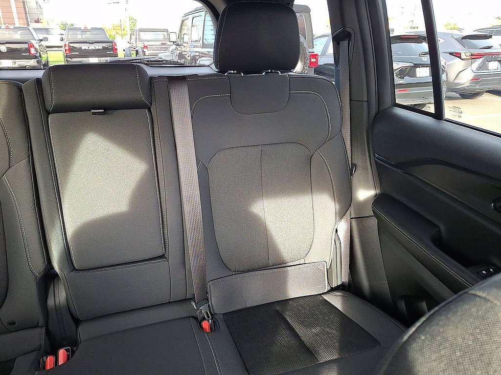 Used 2024 Jeep Grand Cherokee Laredo AWD/4WD image 14