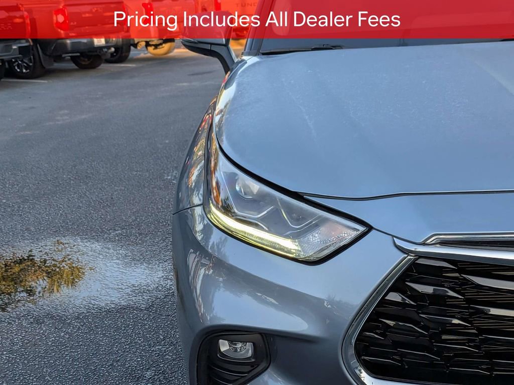 Used 2023 Toyota Highlander Limited FWD image 11