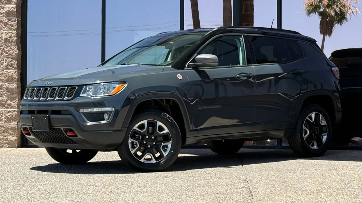 Used 2018 Jeep Compass Trailhawk w/ Navigation Group AWD/4WD image 3