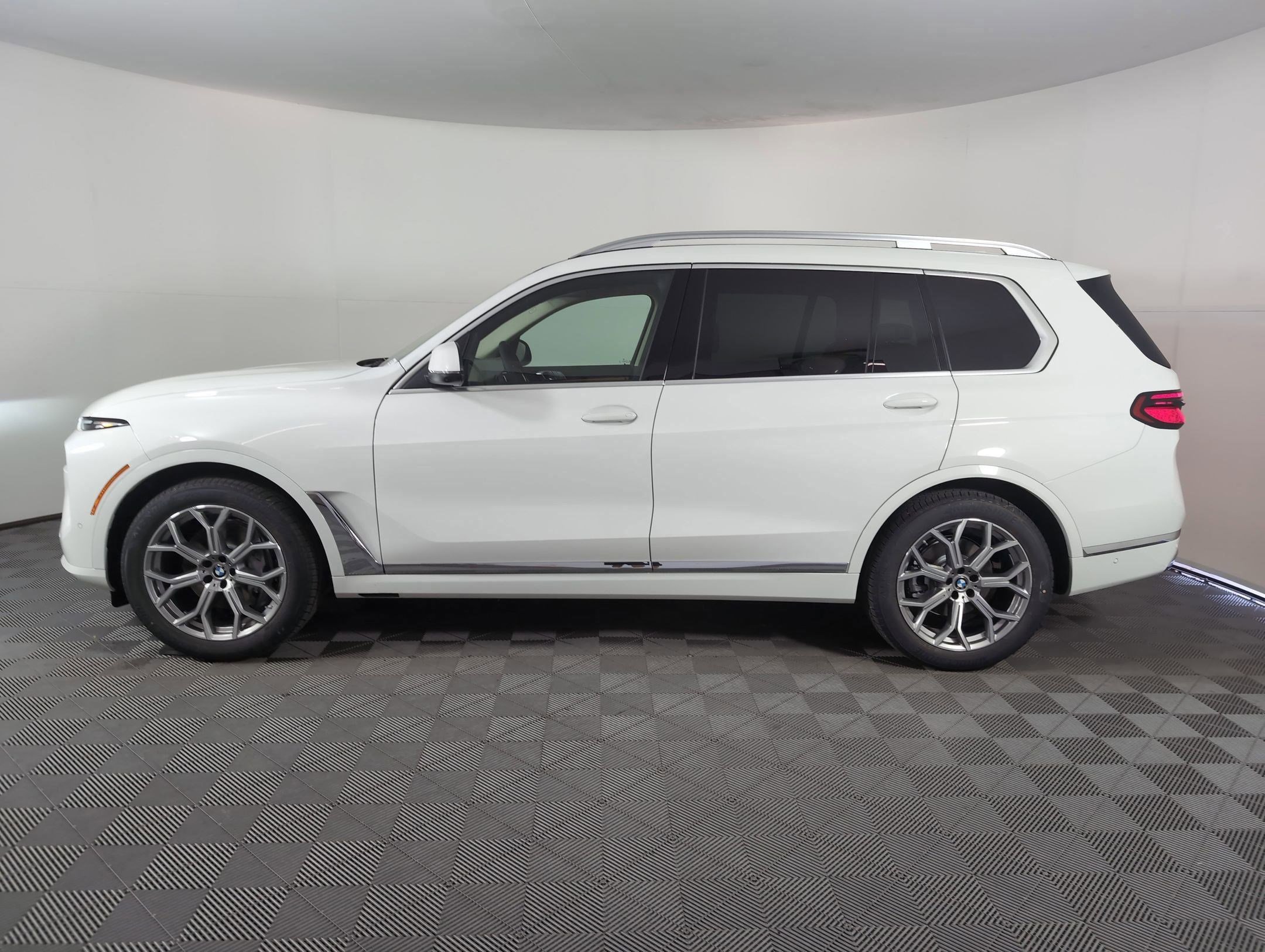 Used 2026 BMW X7 xDrive40i w/ Premium Package image 2