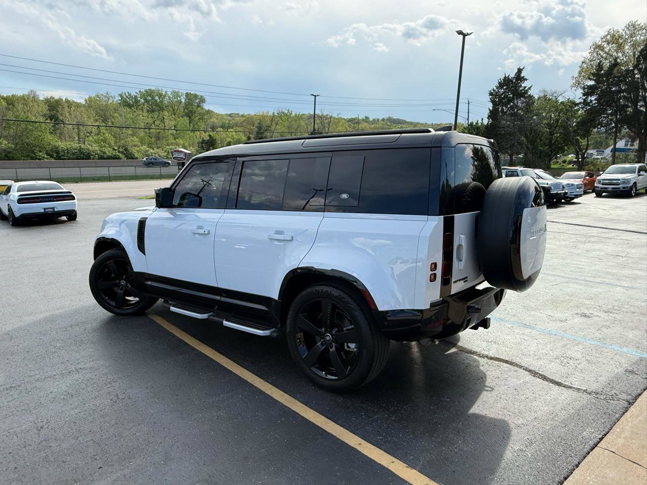 Used 2023 Land Rover Defender 110 X-Dynamic SE image 5