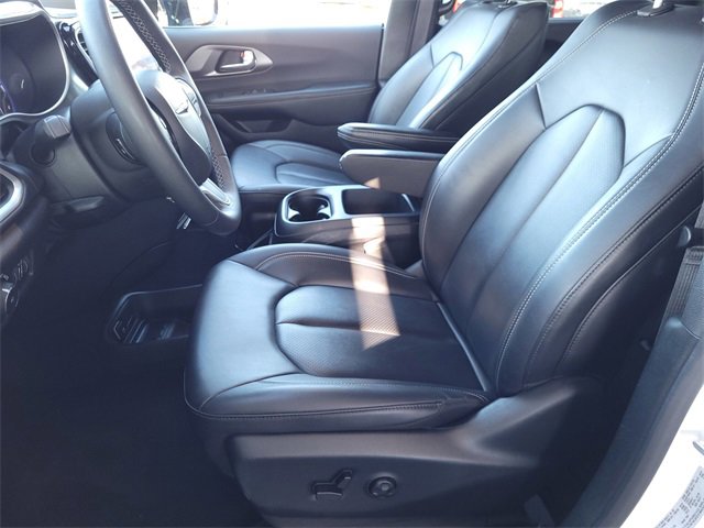 Certified 2025 Chrysler Pacifica Select image 15