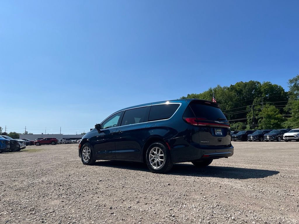 Used 2025 Chrysler Pacifica Select FWD image 10