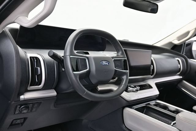 Used 2025 Ford Expedition Active AWD/4WD image 16