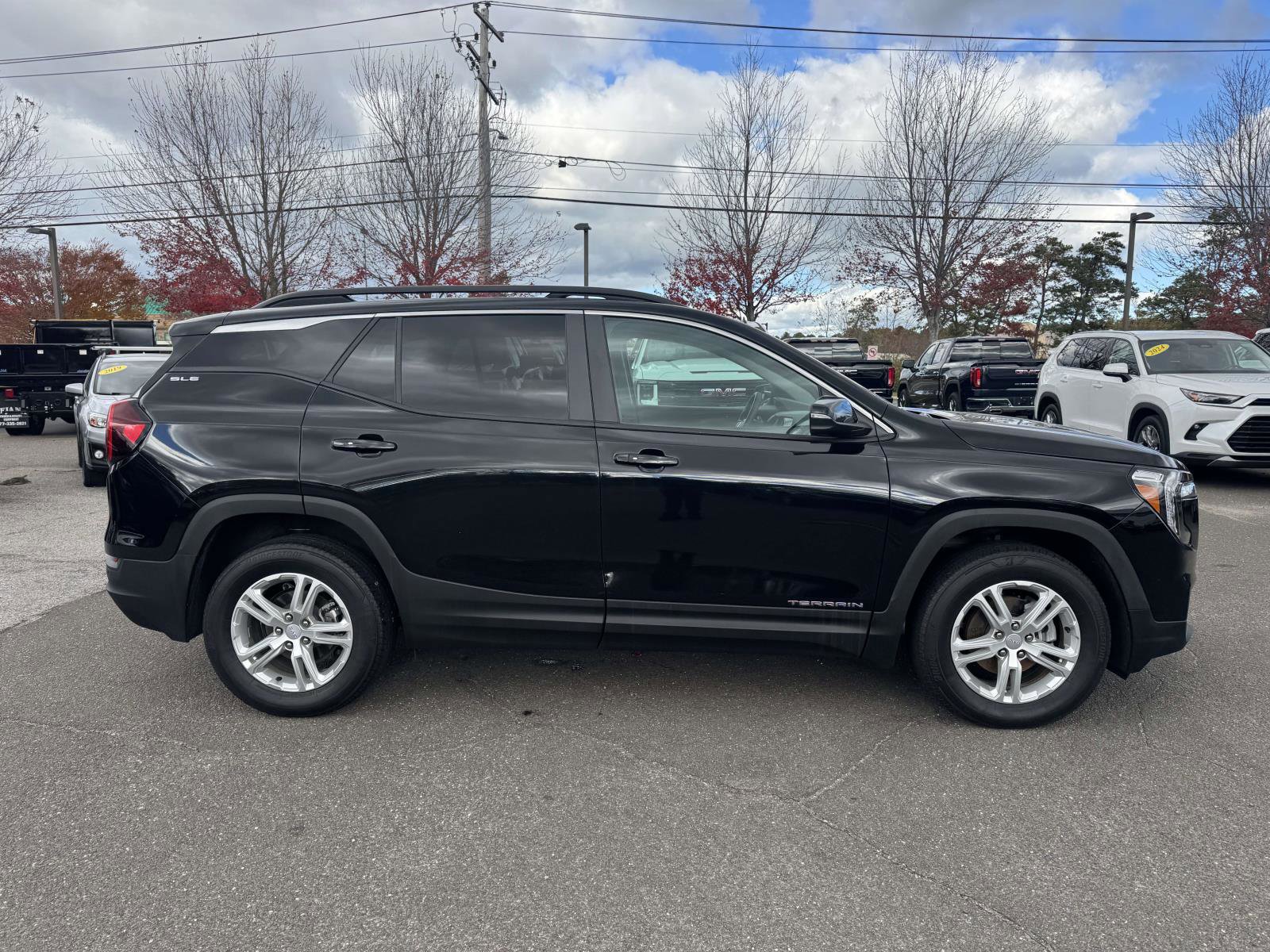 Used 2023 GMC Terrain SLE w/ Driver Convenience Package image 5