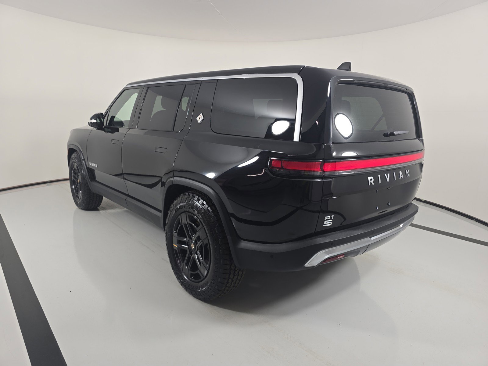 Used 2024 Rivian R1S Adventure AWD/4WD image 3