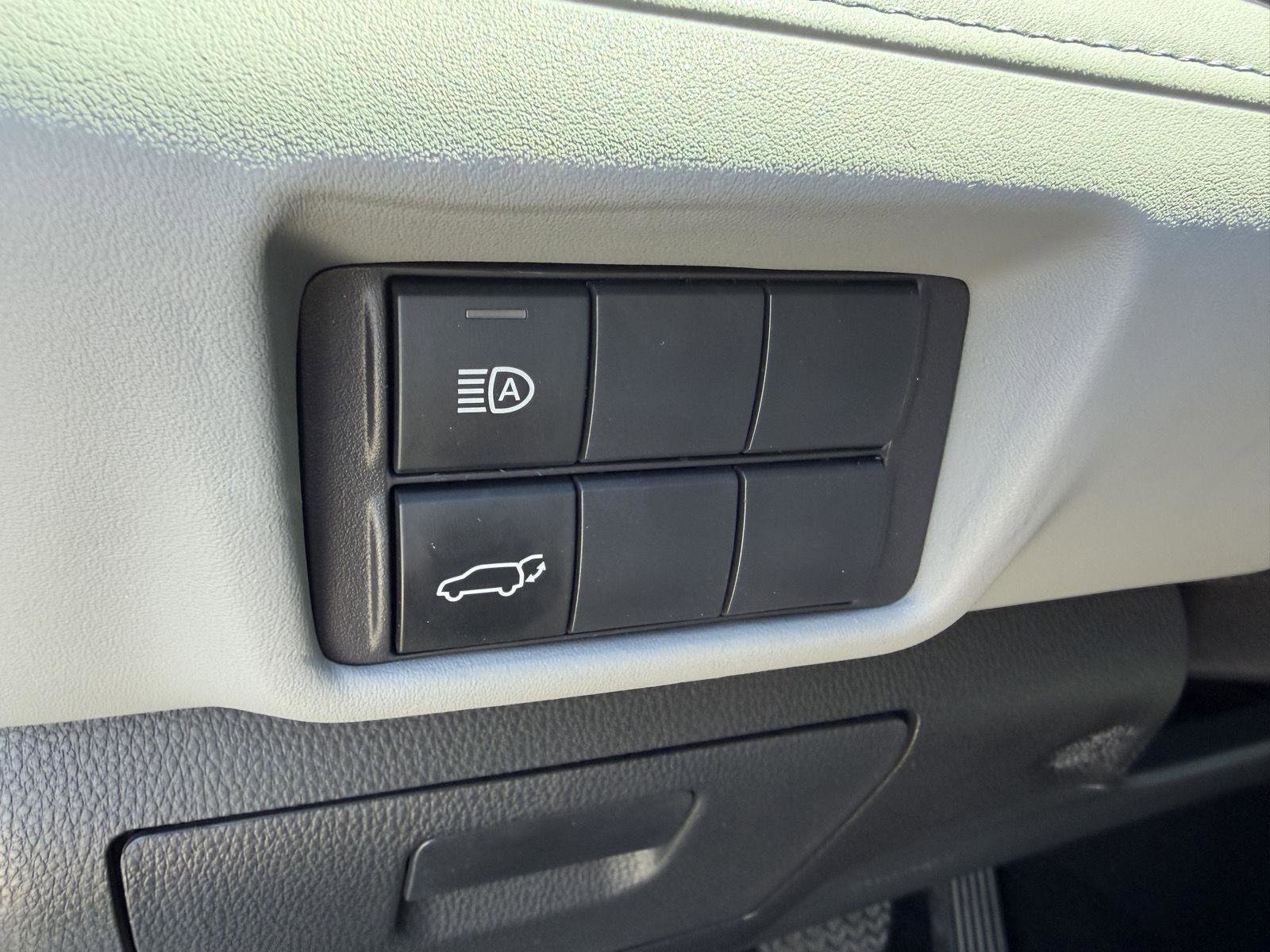 Used 2024 Toyota Highlander XLE AWD/4WD image 37