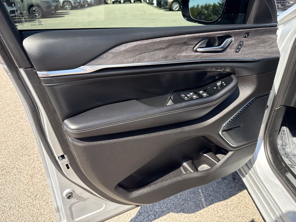 Certified 2021 Jeep Grand Cherokee L Overland w/ Luxury Tech Group IV AWD/4WD image 19