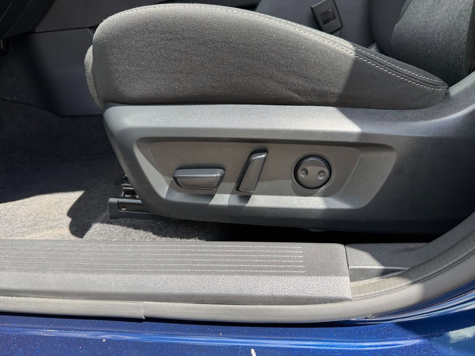 Used 2025 Nissan Rogue SV FWD image 22